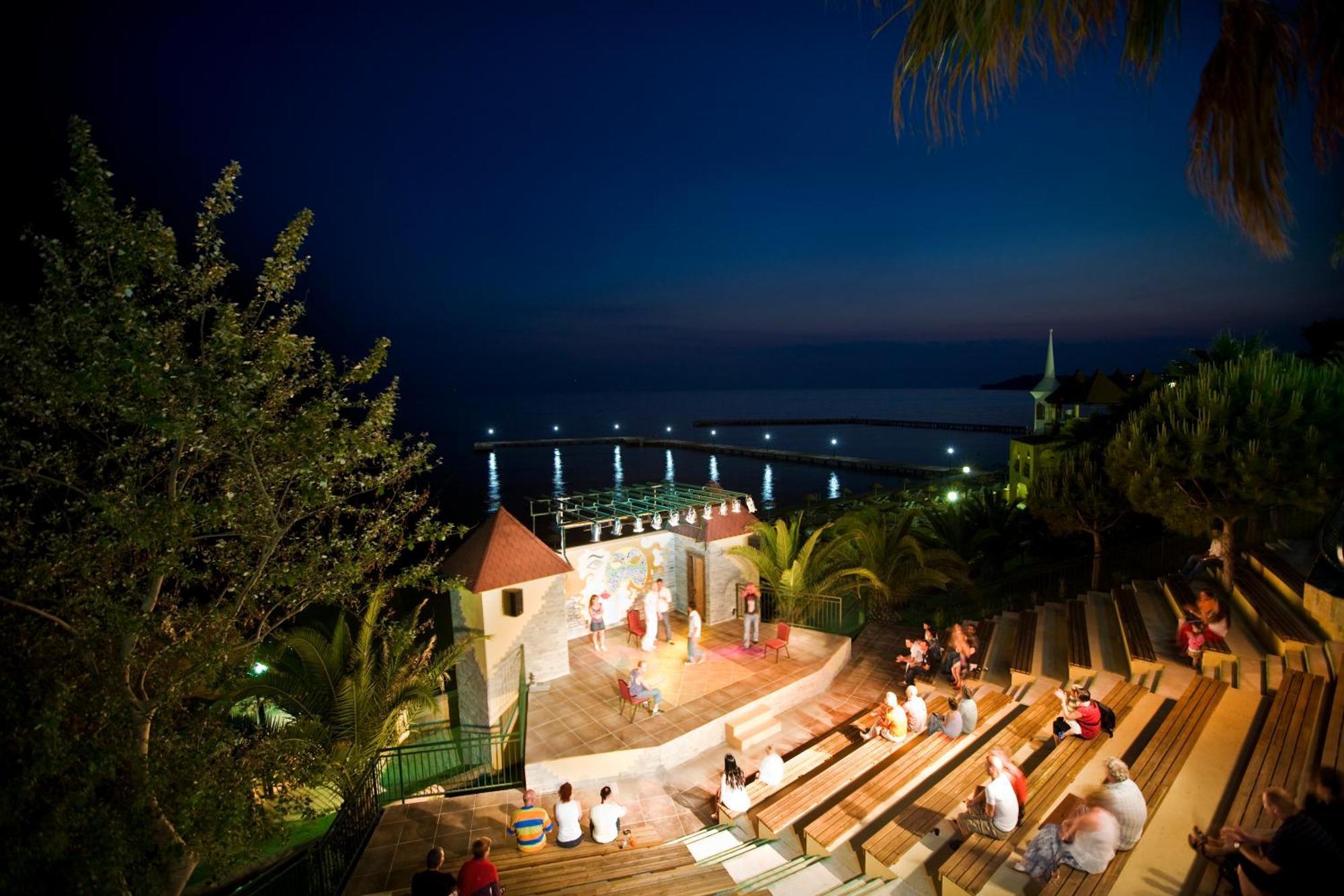 Fantasia Deluxe Hotel Κουσάντασι Εξωτερικό φωτογραφία